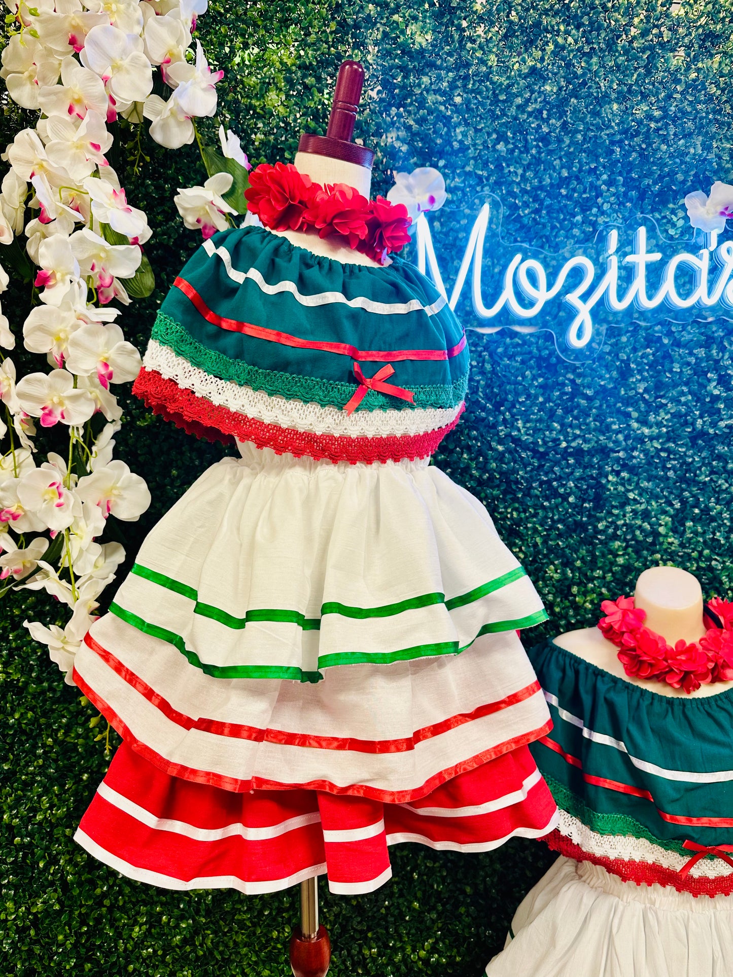 Tricolor dress for girls with ruffles/Vestido Tricolor para niñas con olanes