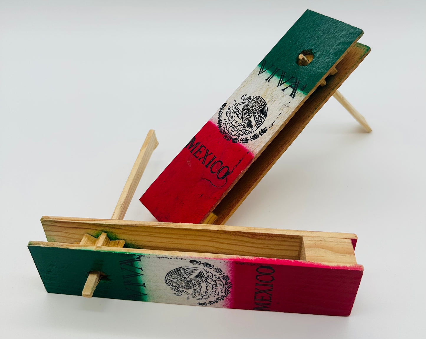 Wooden ratchet, economic with Mexican flag - Matraca de madera, económica con Bandera de México